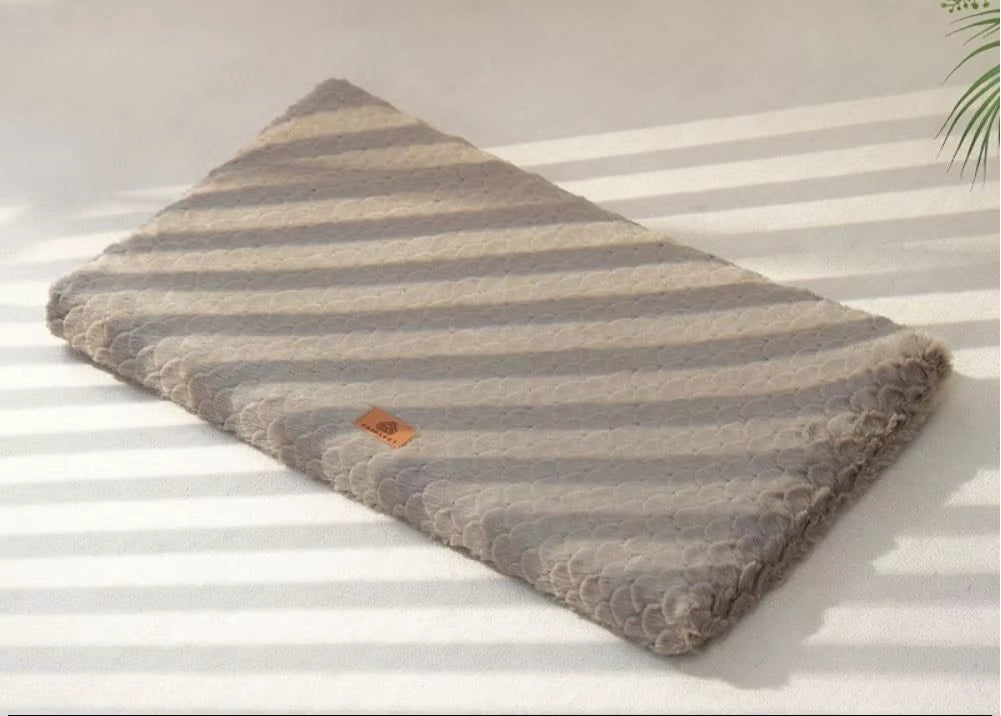 Plush Crate Bed for Cats & Dogs – Faux Fur Mat with Non-Slip Base, Washable & Calming for All Seasons