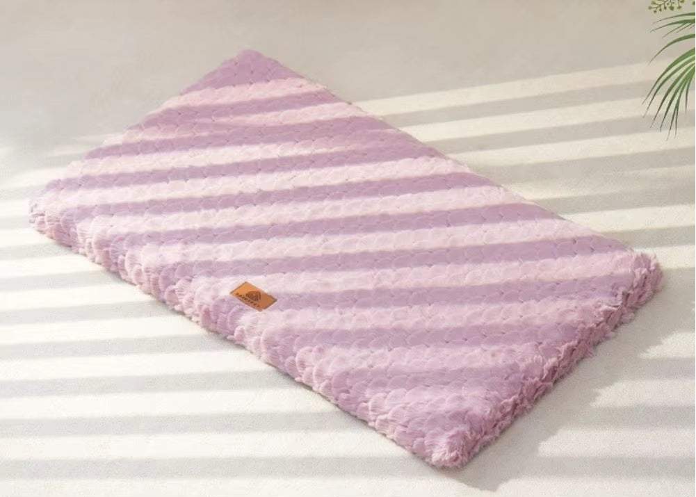 Plush Crate Bed for Cats & Dogs – Faux Fur Mat with Non-Slip Base, Washable & Calming for All Seasons